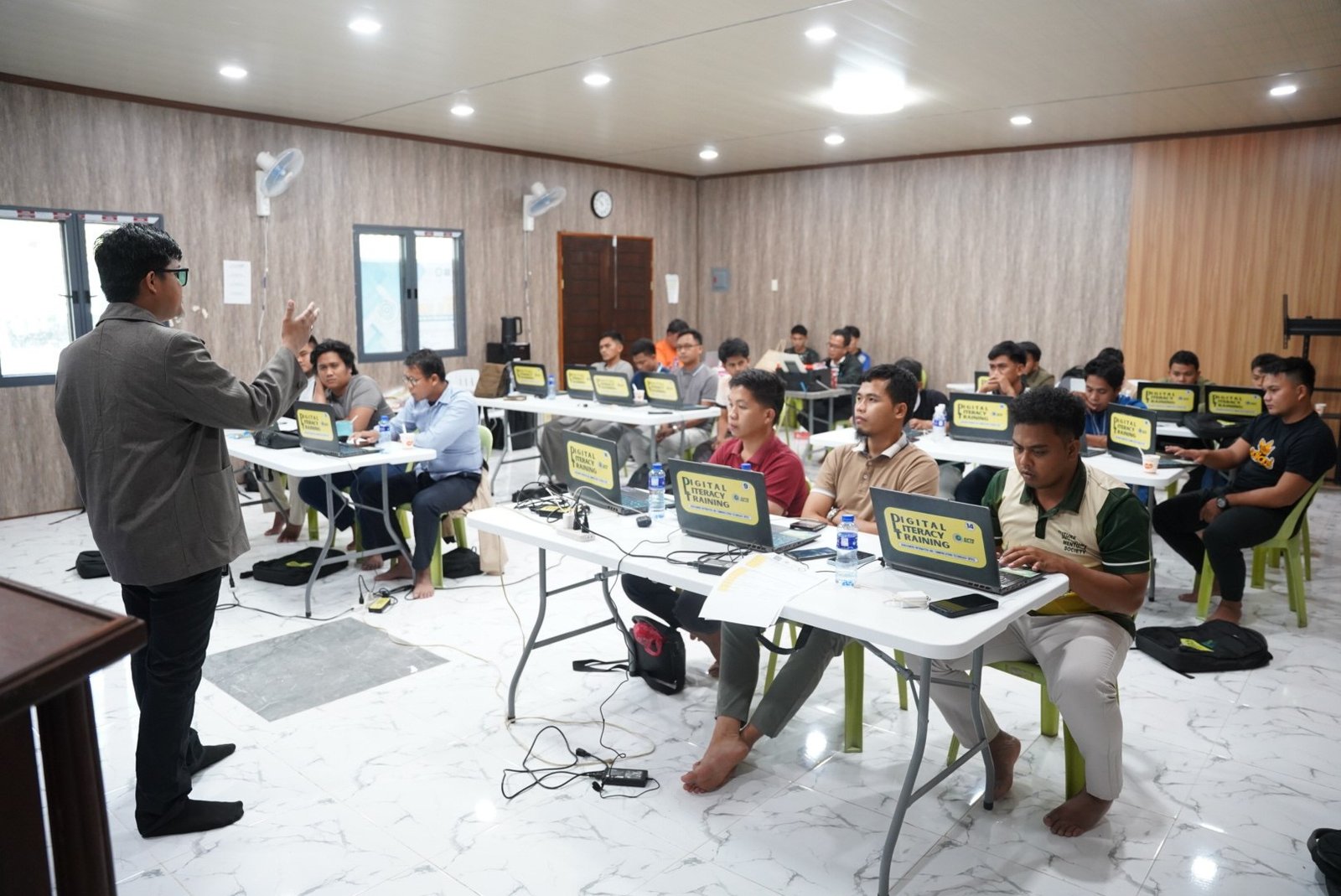 تطوير مهارات أعضاء الجمعية وأبنائها في التقنيات الحديثة